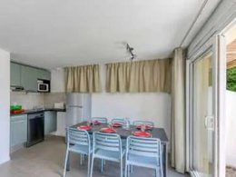 Camping Pas Cher vous présente avec son site Officiel campingpascher.fr, le Village vacances VVF Villages - Haute Corrèze - Eygurande classé 3 étoiles, situé sur la commune de Eygurande dans le département Corrèze (Limousin) en France. Le village vacances VVF Villages - Haute Corrèze - Eygurande, vous présente un hébergement de type maison de campagne de 51 m² pour 6 personnes. Le village vacances VVF Villages - Haute Corrèze - Eygurande vous propose du dimanche 17 mai au dimanche 24 mai 2026, en promotion à -15% pour 7 nuits à 398,65 € au lieu de 469,0 € soit une Économie de 70,35 €. Cette location propose 66 dates différentes pour réserver votre séjour. Découvrez également les 5 autres gammes d'hébergements du village vacances. Les Avis clients pour le Village vacances VVF Villages - Haute Corrèze - Eygurande sont de 7 sur 10. Lac, Piscine couverte, Piscine extérieure, Animations familiales, Club ados, Club enfants, Aire de jeux enfants, Canoë-kayak, Centre équestre, Cyclisme, Paddle, Ping-pong, Pétanque, Randonnée, Salle de fitness, Terrain de badminton, Terrain de volley-ball, Terrain multisports, Bar, Boulangerie, Bureau de tabac, Plats à emporter, Restaurant, Station-service, Supermarché, Épicerie,... En savoir plus : cliquez-ICI.