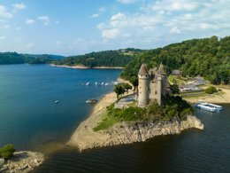 Camping Pas Cher vous présente avec son site Officiel campingpascher.fr, le Village vacances VVF Villages - Haute Corrèze - Eygurande classé 3 étoiles, situé sur la commune de Eygurande dans le département Corrèze (Limousin) en France. Le village vacances VVF Villages - Haute Corrèze - Eygurande, vous présente un hébergement de type mobil-home de 30 m². Le village vacances VVF Villages - Haute Corrèze - Eygurande vous propose du dimanche 17 mai au dimanche 24 mai 2026, en promotion à -14% pour 7 nuits à 291,55 € au lieu de 343,0 € soit une Économie de 51,45 €. Cette location propose 77 dates différentes pour réserver votre séjour. Découvrez également les 5 autres gammes d'hébergements du village vacances. Les Avis clients pour le Village vacances VVF Villages - Haute Corrèze - Eygurande sont de 7 sur 10. Lac, Piscine couverte, Piscine extérieure, Animations familiales, Club ados, Club enfants, Aire de jeux enfants, Canoë-kayak, Centre équestre, Cyclisme, Paddle, Ping-pong, Pétanque, Randonnée, Salle de fitness, Terrain de badminton, Terrain de volley-ball, Terrain multisports, Bar, Boulangerie, Bureau de tabac, Plats à emporter, Restaurant, Station-service, Supermarché, Épicerie,... En savoir plus : cliquez-ICI.