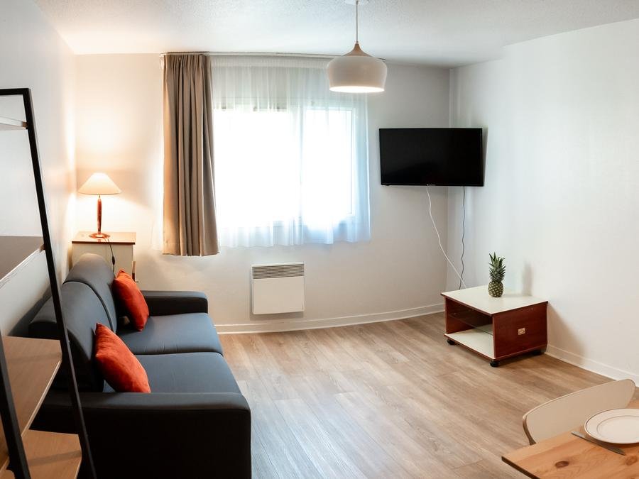Camping Pas Cher vous présente avec son site Officiel campingpascher.fr, le Camping Appart'Hôtel Brest classé 2 étoiles, situé sur la commune de Brest dans le département Finistère (Bretagne) en France. Le camping Appart'Hôtel Brest, vous présente un hébergement de type appartement et télévision. Le camping Appart'Hôtel Brest vous propose du dimanche 01 novembre au dimanche 08 novembre 2026 pour 7 nuits à 364€. Cette location propose 122 dates différentes pour réserver votre séjour. Découvrez également les 5 autres gammes d'hébergements du camping. Les Avis clients pour le Camping Appart'Hôtel Brest sont excellents avec une note moyenne de 10 sur 10. Mer, Randonnée, Surf, Voile,... En savoir plus : cliquez-ICI.