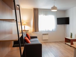 Camping Pas Cher vous présente avec son site Officiel campingpascher.fr, le Camping Appart'Hôtel Brest classé 2 étoiles, situé sur la commune de Brest dans le département Finistère (Bretagne) en France. Le camping Appart'Hôtel Brest vous propose un hébergement de type studio de 18 m² (télévision). Cet hébergement propose plus de 362 dates différentes pour réserver ! Pour dévouvrir la période la moins chère, consultez la rubrique 'Tarifs' et sélectionnez votre mois de départ. L'établissement vous propose 3 autres types d'hébergements. Découvrez tous nos séjours à petits prix dans la commune et aux alentours de Brest du département : Finistère (Bretagne). Les Avis clients pour le Camping Appart'Hôtel Brest sont excellents avec une note moyenne de 10 sur 10. Mer, Randonnée, Surf, Voile,... En savoir plus : cliquez-ICI.