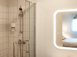 Camping Pas Cher vous présente avec son site Officiel campingpascher.fr, le Camping Appart'Hôtel Brest classé 2 étoiles, situé sur la commune de Brest dans le département Finistère (Bretagne) en France. Le camping Appart'Hôtel Brest, vous présente un hébergement de type appartement et télévision. Le camping Appart'Hôtel Brest vous propose du vendredi 02 janvier au vendredi 09 janvier 2026 pour 7 nuits à 364€. Cette location propose 304 dates différentes pour réserver votre séjour. Découvrez également les 5 autres gammes d'hébergements du camping. Les Avis clients pour le Camping Appart'Hôtel Brest sont excellents avec une note moyenne de 10 sur 10. Mer, Randonnée, Surf, Voile,... En savoir plus : cliquez-ICI.