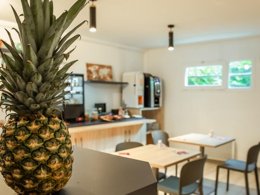 Camping Pas Cher vous présente avec son site Officiel campingpascher.fr, le Camping Appart'Hôtel Brest classé 2 étoiles, situé sur la commune de Brest dans le département Finistère (Bretagne) en France. Le camping Appart'Hôtel Brest vous propose un hébergement de type studio de 18 m² (télévision). Cet hébergement propose plus de 362 dates différentes pour réserver ! Pour dévouvrir la période la moins chère, consultez la rubrique 'Tarifs' et sélectionnez votre mois de départ. L'établissement vous propose 3 autres types d'hébergements. Découvrez tous nos séjours à petits prix dans la commune et aux alentours de Brest du département : Finistère (Bretagne). Les Avis clients pour le Camping Appart'Hôtel Brest sont excellents avec une note moyenne de 10 sur 10. Mer, Randonnée, Surf, Voile,... En savoir plus : cliquez-ICI.