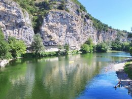 Camping Pas Cher vous présente avec son site Officiel campingpascher.fr, le Village vacances VVF Villages - Les Rives De Dordogne - Martel classé 3 étoiles, situé sur la commune de Martel dans le département Lot (Midi Pyrénées) en France. Le village vacances VVF Villages - Les Rives De Dordogne - Martel, vous présente un hébergement de type maison de campagne de 38 m² pour 8 personnes et télévision. Le village vacances VVF Villages - Les Rives De Dordogne - Martel vous propose du sam. 16 mai au sam. 23 mai 2026, en promotion à -15% pour 7 nuits à 505,75 € au lieu de 595,0 € soit une Économie de 89,25 €. Cette location propose 111 dates différentes pour réserver votre séjour. Découvrez également les 4 autres gammes d'hébergements du village vacances. Les Avis clients pour le Village vacances VVF Villages - Les Rives De Dordogne - Martel sont excellents avec une note moyenne de 8 sur 10. Rivière, Piscine extérieure, Animations familiales, Club ados, Club enfants, Aire de jeux enfants, Baby-foot, Canoë-kayak, Centre équestre, Court de tennis, Paddle, Ping-pong, Pétanque, Randonnée, Structure gonflable enfants, Terrain de volley-ball, Terrain multisports, Boulangerie, Bureau de tabac, Supermarché, Épicerie,... En savoir plus : cliquez-ICI.