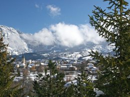 Camping Pas Cher vous présente avec son site Officiel campingpascher.fr, le Village vacances VVF Villages - Les Ecrins - Saint-Bonnet-en-Champsaur classé 3 étoiles, situé sur la commune de Saint Bonnet dans le département Hautes-alpes (Provence Alpes Côte D'azur) en France. Le village vacances VVF Villages - Les Ecrins - Saint-Bonnet-en-Champsaur, vous présente un hébergement de type maison de campagne de 35 m². Le village vacances VVF Villages - Les Ecrins - Saint-Bonnet-en-Champsaur vous propose du dimanche 21 juin au dimanche 28 juin 2026, en promotion à -14% pour 7 nuits à 291,55 € au lieu de 343,0 € soit une Économie de 51,45 €. Cette location propose 92 dates différentes pour réserver votre séjour. Découvrez également les 5 autres gammes d'hébergements du village vacances. Les Avis clients pour le Village vacances VVF Villages - Les Ecrins - Saint-Bonnet-en-Champsaur sont excellents avec une note moyenne de 8 sur 10. Lac, Piscine couverte, Animations familiales, Club ados, Club enfants, Aire de jeux enfants, Baby-foot, Canoë-kayak, Centre équestre, Court de tennis, Cyclisme, Golf, Ping-pong, Piscine, Pétanque, Randonnée, Structure gonflable enfants, Terrain de volley-ball, Terrain multisports, Trampoline, Boulangerie, Bureau de tabac, Dépôt de pain, Restaurant, Station-service, Supermarché, Épicerie,... En savoir plus : cliquez-ICI.