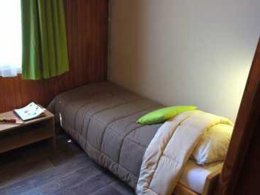 Camping Pas Cher vous présente avec son site Officiel campingpascher.fr, le Village vacances VVF Villages - Les Ecrins - Saint-Bonnet-en-Champsaur classé 3 étoiles, situé sur la commune de Saint Bonnet dans le département Hautes-alpes (Provence Alpes Côte D'azur) en France. Le village vacances VVF Villages - Les Ecrins - Saint-Bonnet-en-Champsaur, vous présente un hébergement de type maison de campagne de 35 m². Le village vacances VVF Villages - Les Ecrins - Saint-Bonnet-en-Champsaur vous propose du dimanche 21 juin au dimanche 28 juin 2026, en promotion à -14% pour 7 nuits à 291,55 € au lieu de 343,0 € soit une Économie de 51,45 €. Cette location propose 92 dates différentes pour réserver votre séjour. Découvrez également les 5 autres gammes d'hébergements du village vacances. Les Avis clients pour le Village vacances VVF Villages - Les Ecrins - Saint-Bonnet-en-Champsaur sont excellents avec une note moyenne de 8 sur 10. Lac, Piscine couverte, Animations familiales, Club ados, Club enfants, Aire de jeux enfants, Baby-foot, Canoë-kayak, Centre équestre, Court de tennis, Cyclisme, Golf, Ping-pong, Piscine, Pétanque, Randonnée, Structure gonflable enfants, Terrain de volley-ball, Terrain multisports, Trampoline, Boulangerie, Bureau de tabac, Dépôt de pain, Restaurant, Station-service, Supermarché, Épicerie,... En savoir plus : cliquez-ICI.