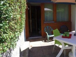 Camping Pas Cher vous présente avec son site Officiel campingpascher.fr, le Village vacances VVF Villages - Les Ecrins - Saint-Bonnet-en-Champsaur classé 3 étoiles, situé sur la commune de Saint Bonnet dans le département Hautes-alpes (Provence Alpes Côte D'azur) en France. Le village vacances VVF Villages - Les Ecrins - Saint-Bonnet-en-Champsaur, vous présente un hébergement de type maison de campagne de 41 m² pour 2 personnes. Le village vacances VVF Villages - Les Ecrins - Saint-Bonnet-en-Champsaur vous propose du sam. 13 juin au sam. 20 juin 2026, en promotion à -15% pour 7 nuits à 416,50 € au lieu de 490,0 € soit une Économie de 73,50 €. Cette location propose 86 dates différentes pour réserver votre séjour. Découvrez également les 5 autres gammes d'hébergements du village vacances. Les Avis clients pour le Village vacances VVF Villages - Les Ecrins - Saint-Bonnet-en-Champsaur sont excellents avec une note moyenne de 8 sur 10. Lac, Piscine couverte, Animations familiales, Club ados, Club enfants, Aire de jeux enfants, Baby-foot, Canoë-kayak, Centre équestre, Court de tennis, Cyclisme, Golf, Ping-pong, Piscine, Pétanque, Randonnée, Structure gonflable enfants, Terrain de volley-ball, Terrain multisports, Trampoline, Boulangerie, Bureau de tabac, Dépôt de pain, Restaurant, Station-service, Supermarché, Épicerie,... En savoir plus : cliquez-ICI.