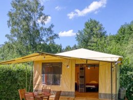 Camping Pas Cher vous présente avec son site Officiel campingpascher.fr, le Village vacances VVF Villages - Les Ecrins - Saint-Bonnet-en-Champsaur classé 3 étoiles, situé sur la commune de Saint Bonnet dans le département Hautes-alpes (Provence Alpes Côte D'azur) en France. Le village vacances VVF Villages - Les Ecrins - Saint-Bonnet-en-Champsaur, vous présente un hébergement de type tente de 23 m² pour 1 personne. Le village vacances VVF Villages - Les Ecrins - Saint-Bonnet-en-Champsaur vous propose du sam. 20 juin au sam. 27 juin 2026, en promotion à -14% pour 7 nuits à 351,05 € au lieu de 413,0 € soit une Économie de 61,95 €. Cette location propose 65 dates différentes pour réserver votre séjour. Découvrez également les 5 autres gammes d'hébergements du village vacances. Les Avis clients pour le Village vacances VVF Villages - Les Ecrins - Saint-Bonnet-en-Champsaur sont excellents avec une note moyenne de 8 sur 10. Lac, Piscine couverte, Animations familiales, Club ados, Club enfants, Aire de jeux enfants, Baby-foot, Canoë-kayak, Centre équestre, Court de tennis, Cyclisme, Golf, Ping-pong, Piscine, Pétanque, Randonnée, Structure gonflable enfants, Terrain de volley-ball, Terrain multisports, Trampoline, Boulangerie, Bureau de tabac, Dépôt de pain, Restaurant, Station-service, Supermarché, Épicerie,... En savoir plus : cliquez-ICI.