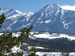 Camping Pas Cher vous présente avec son site Officiel campingpascher.fr, le Village vacances VVF Villages - Les Ecrins - Saint-Bonnet-en-Champsaur classé 3 étoiles, situé sur la commune de Saint Bonnet dans le département Hautes-alpes (Provence Alpes Côte D'azur) en France. Le village vacances VVF Villages - Les Ecrins - Saint-Bonnet-en-Champsaur, vous présente un hébergement de type tente de 23 m² pour 1 personne. Le village vacances VVF Villages - Les Ecrins - Saint-Bonnet-en-Champsaur vous propose du sam. 20 juin au sam. 27 juin 2026, en promotion à -14% pour 7 nuits à 351,05 € au lieu de 413,0 € soit une Économie de 61,95 €. Cette location propose 65 dates différentes pour réserver votre séjour. Découvrez également les 5 autres gammes d'hébergements du village vacances. Les Avis clients pour le Village vacances VVF Villages - Les Ecrins - Saint-Bonnet-en-Champsaur sont excellents avec une note moyenne de 8 sur 10. Lac, Piscine couverte, Animations familiales, Club ados, Club enfants, Aire de jeux enfants, Baby-foot, Canoë-kayak, Centre équestre, Court de tennis, Cyclisme, Golf, Ping-pong, Piscine, Pétanque, Randonnée, Structure gonflable enfants, Terrain de volley-ball, Terrain multisports, Trampoline, Boulangerie, Bureau de tabac, Dépôt de pain, Restaurant, Station-service, Supermarché, Épicerie,... En savoir plus : cliquez-ICI.