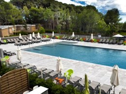 Camping Pas Cher vous présente avec son site Officiel campingpascher.fr, le Village vacances VVF Villages - Le Clos Des Cigales - Montagnac classé 3 étoiles, situé sur la commune de Montagnac dans le département Hérault (Languedoc Roussillon) en France. Le village vacances VVF Villages - Le Clos Des Cigales - Montagnac, vous présente un hébergement de type maison de campagne de 26 m² pour 2 personnes avec climatisation et télévision. Le village vacances VVF Villages - Le Clos Des Cigales - Montagnac vous propose du dimanche 07 juin au dimanche 14 juin 2026 pour 7 nuits à 483€. Cette location propose 48 dates différentes pour réserver votre séjour. Découvrez également les 3 autres gammes d'hébergements du village vacances. Piscine chauffée, Piscine extérieure, Animation ados, Animations familiales, Club enfants, Aire de jeux enfants, Canoë-kayak, Cyclisme, Paddle, Ping-pong, Planche à voile, Pétanque, Randonnée, Structure gonflable enfants, Terrain de beach-volley, Bar, Boulangerie, Bureau de tabac, Plats à emporter, Restaurant, Station-service, Supermarché, Épicerie,... En savoir plus : cliquez-ICI.