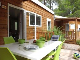 Camping Pas Cher vous présente avec son site Officiel campingpascher.fr, le Village vacances VVF Villages - Le Clos Des Cigales - Montagnac classé 3 étoiles, situé sur la commune de Montagnac dans le département Hérault (Languedoc Roussillon) en France. Le village vacances VVF Villages - Le Clos Des Cigales - Montagnac, vous présente un hébergement de type chalet de 27 m² avec climatisation et télévision. Le village vacances VVF Villages - Le Clos Des Cigales - Montagnac vous propose du sam. 16 mai au sam. 23 mai 2026, en promotion à -15% pour 7 nuits à 452,20 € au lieu de 532,0 € soit une Économie de 79,80 €. Cette location propose 120 dates différentes pour réserver votre séjour. Découvrez également les 3 autres gammes d'hébergements du village vacances. Piscine chauffée, Piscine extérieure, Animation ados, Animations familiales, Club enfants, Aire de jeux enfants, Canoë-kayak, Cyclisme, Paddle, Ping-pong, Planche à voile, Pétanque, Randonnée, Structure gonflable enfants, Terrain de beach-volley, Bar, Boulangerie, Bureau de tabac, Plats à emporter, Restaurant, Station-service, Supermarché, Épicerie,... En savoir plus : cliquez-ICI.
