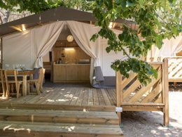 Camping Pas Cher vous présente avec son site Officiel campingpascher.fr, le Camping Village Santapomata, situé sur la commune de Castiglione Della Pescaia dans le département Grosseto (Toscane) en Italie. Le camping Village Santapomata, vous présente un hébergement de type tente en toile et bois de 27 m² pour 2 personnes. Le camping Village Santapomata vous propose du dimanche 03 mai au dimanche 10 mai 2026 pour 7 nuits à 361.2€. Cette location propose 100 dates différentes pour réserver votre séjour. Découvrez également les 3 autres gammes d'hébergements du camping. Mer, Canoë-kayak, Golf, Paddle, Planche à voile, Pédalo, Bar, Boulangerie, Bureau de tabac, Plats à emporter, Épicerie,... En savoir plus : cliquez-ICI.