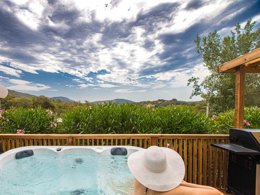 Camping Pas Cher vous présente avec son site Officiel campingpascher.fr, le Camping Domaine De Miremer classé 4 étoiles, situé sur la commune de La Garde Freinet dans le département Var (Provence Alpes Côte D'azur) en France. Le camping Domaine De Miremer vous propose un hébergement de type mobil-home de 36 m² avec climatisation (télévision). L'établissement vous propose 12 autres types d'hébergements. Découvrez tous nos séjours à petits prix dans la commune et aux alentours de La Garde Freinet du département : Var (Provence Alpes Côte D'azur). Les Avis clients pour le Camping Domaine De Miremer sont excellents avec une note moyenne de 8 sur 10. Parc aquatique, Piscine chauffée, Piscine extérieure, Animation ados, Animations familiales, Club ados, Club enfants, Aire de jeux enfants, Centre équestre, Court de padel en extérieur, Cyclisme, Golf, Ping-pong, Pétanque, Randonnée, Salle de fitness, Bar, Dépôt de pain, Restaurant, Station-service, Supermarché, Épicerie,... En savoir plus : cliquez-ICI.