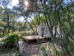 Camping Pas Cher vous présente avec son site Officiel campingpascher.fr, le Camping Domaine De Miremer classé 4 étoiles, situé sur la commune de La Garde Freinet dans le département Var (Provence Alpes Côte D'azur) en France. Le camping Domaine De Miremer, vous présente un hébergement de type mobil-home de 30 m² avec climatisation et télévision. Le camping Domaine De Miremer vous propose du sam. 04 avril au sam. 11 avril 2026, en promotion à -10% pour 7 nuits à 472,50 € au lieu de 525,0 € soit une Économie de 52,50 €. Cette location propose 176 dates différentes pour réserver votre séjour. Découvrez également les 12 autres gammes d'hébergements du camping. Les Avis clients pour le Camping Domaine De Miremer sont excellents avec une note moyenne de 8 sur 10. Parc aquatique, Piscine chauffée, Piscine extérieure, Animation ados, Animations familiales, Club ados, Club enfants, Aire de jeux enfants, Centre équestre, Court de padel en extérieur, Cyclisme, Golf, Ping-pong, Pétanque, Randonnée, Salle de fitness, Bar, Dépôt de pain, Restaurant, Station-service, Supermarché, Épicerie,... En savoir plus : cliquez-ICI.