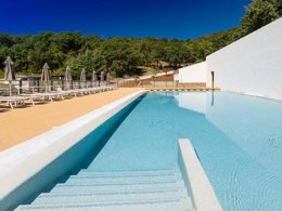 Camping Pas Cher vous présente avec son site Officiel campingpascher.fr, le Camping Domaine De Miremer classé 4 étoiles, situé sur la commune de La Garde Freinet dans le département Var (Provence Alpes Côte D'azur) en France. Le camping Domaine De Miremer, vous présente un hébergement de type mobil-home de 34 m² avec climatisation et télévision. Le camping Domaine De Miremer vous propose du sam. 04 avril au sam. 11 avril 2026, en promotion à -10% pour 7 nuits à 598,50 € au lieu de 665,0 € soit une Économie de 66,50 €. Cette location propose 158 dates différentes pour réserver votre séjour. Découvrez également les 12 autres gammes d'hébergements du camping. Les Avis clients pour le Camping Domaine De Miremer sont excellents avec une note moyenne de 8 sur 10. Parc aquatique, Piscine chauffée, Piscine extérieure, Animation ados, Animations familiales, Club ados, Club enfants, Aire de jeux enfants, Centre équestre, Court de padel en extérieur, Cyclisme, Golf, Ping-pong, Pétanque, Randonnée, Salle de fitness, Bar, Dépôt de pain, Restaurant, Station-service, Supermarché, Épicerie,... En savoir plus : cliquez-ICI.