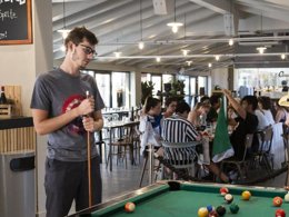 Camping Pas Cher vous présente avec son site Officiel campingpascher.fr, le Camping Hu Venezia In Town, situé sur la commune de Marghera dans le département Venise (Vénétie) en Italie. Le camping Hu Venezia In Town, vous présente un hébergement de type bungalow de 18 m² pour 1 personne avec climatisation. Le camping Hu Venezia In Town vous propose du sam. 13 décembre au sam. 20 décembre 2025 avec une PROMO de DERNIÈRE MINUTE, en promotion à -1% pour 7 nuits à 301,30 € au lieu de 304,75 € soit une Économie de 3,45 €. Cette location propose 10 dates différentes pour réserver votre séjour. Découvrez également les 7 autres gammes d'hébergements du camping. Les Avis clients pour le Camping Hu Venezia In Town sont de 7 sur 10. Lagon, Piscine extérieure, Baby-foot, Piscine, Bar, Restaurant, Supermarché, Épicerie,... En savoir plus : cliquez-ICI.