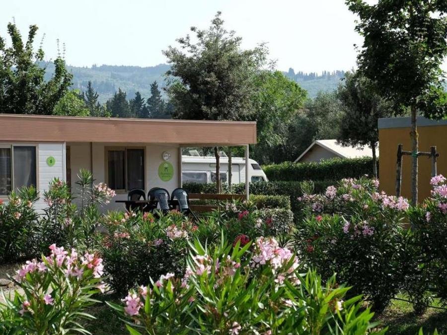 Camping Pas Cher vous présente avec son site Officiel campingpascher.fr, le Camping Hu Firenze In Town classé 2 étoiles, situé sur la commune de Firenze dans le département Florence (Toscane) en Italie. Le camping Hu Firenze In Town, vous présente un hébergement de type mobil-home de 30 m² pour 5 personnes avec climatisation. Le camping Hu Firenze In Town vous propose du dimanche 01 novembre au dimanche 08 novembre 2026 pour 7 nuits à 519.6€. Cette location propose 161 dates différentes pour réserver votre séjour. Découvrez également les 4 autres gammes d'hébergements du camping. Les Avis clients pour le Camping Hu Firenze In Town sont excellents avec une note moyenne de 8 sur 10. Rivière, Piscine extérieure, Aire de jeux enfants, Baby-foot, Cyclisme, Piscine, Randonnée, Terrain de beach-volley, Terrain de football, Terrain multisports, Bar, Dépôt de pain, Pizzeria, Plats à emporter, Supermarché,... En savoir plus : cliquez-ICI.