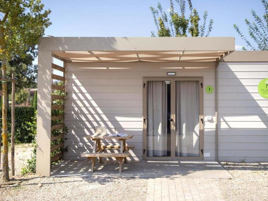 Camping Pas Cher vous présente avec son site Officiel campingpascher.fr, le Camping Hu Firenze In Town classé 2 étoiles, situé sur la commune de Firenze dans le département Florence (Toscane) en Italie. Le camping Hu Firenze In Town, vous présente un hébergement de type mobil-home de 20 m² pour 3 personnes avec climatisation et télévision. Le camping Hu Firenze In Town vous propose du dimanche 01 novembre au dimanche 08 novembre 2026 pour 7 nuits à 417.6€. Cette location propose 204 dates différentes pour réserver votre séjour. Découvrez également les 4 autres gammes d'hébergements du camping. Les Avis clients pour le Camping Hu Firenze In Town sont excellents avec une note moyenne de 8 sur 10. Rivière, Piscine extérieure, Aire de jeux enfants, Baby-foot, Cyclisme, Piscine, Randonnée, Terrain de beach-volley, Terrain de football, Terrain multisports, Bar, Dépôt de pain, Pizzeria, Plats à emporter, Supermarché,... En savoir plus : cliquez-ICI.