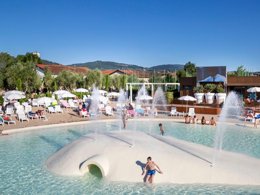 Camping Pas Cher vous présente avec son site Officiel campingpascher.fr, le Camping Hu Firenze In Town classé 2 étoiles, situé sur la commune de Firenze dans le département Florence (Toscane) en Italie. Le camping Hu Firenze In Town, vous présente un hébergement de type tente en toile et bois de 15 m² pour 2 personnes avec climatisation. Le camping Hu Firenze In Town vous propose du dimanche 25 octobre au dimanche 01 novembre 2026 pour 7 nuits à 508.8€. Cette location propose 143 dates différentes pour réserver votre séjour. Découvrez également les 4 autres gammes d'hébergements du camping. Les Avis clients pour le Camping Hu Firenze In Town sont excellents avec une note moyenne de 8 sur 10. Rivière, Piscine extérieure, Aire de jeux enfants, Baby-foot, Cyclisme, Piscine, Randonnée, Terrain de beach-volley, Terrain de football, Terrain multisports, Bar, Dépôt de pain, Pizzeria, Plats à emporter, Supermarché,... En savoir plus : cliquez-ICI.