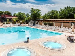 Camping Pas Cher vous présente avec son site Officiel campingpascher.fr, le Camping Hu Roma In Town, situé sur la commune de Rome dans le département Rome (Latium) en Italie. Le camping Hu Roma In Town, vous présente un hébergement de type bungalow de 18 m² avec climatisation. Le camping Hu Roma In Town vous propose du vendredi 13 novembre au vendredi 20 novembre 2026 pour 7 nuits à 393.6€. Cette location propose 205 dates différentes pour réserver votre séjour. Découvrez également les 6 autres gammes d'hébergements du camping. Les Avis clients pour le Camping Hu Roma In Town sont excellents avec une note moyenne de 9 sur 10. Mer, Piscine extérieure, Aire de jeux enfants, Ping-pong, Piscine, Terrain de basketball, Terrain de football, Bar, Dépôt de pain, Restaurant, Supermarché, Épicerie,... En savoir plus : cliquez-ICI.