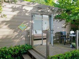 Camping Pas Cher vous présente avec son site Officiel campingpascher.fr, le Camping Hu Roma In Town, situé sur la commune de Rome dans le département Rome (Latium) en Italie. Le camping Hu Roma In Town, vous présente un hébergement de type bungalow de 22 m² pour 3 personnes avec climatisation et télévision. Le camping Hu Roma In Town vous propose du mercredi 07 janvier au mercredi 14 janvier 2026 pour 7 nuits à 381.8€. Cette location propose 268 dates différentes pour réserver votre séjour. Découvrez également les 6 autres gammes d'hébergements du camping. Les Avis clients pour le Camping Hu Roma In Town sont excellents avec une note moyenne de 9 sur 10. Mer, Piscine extérieure, Aire de jeux enfants, Ping-pong, Piscine, Terrain de basketball, Terrain de football, Bar, Dépôt de pain, Restaurant, Supermarché, Épicerie,... En savoir plus : cliquez-ICI.