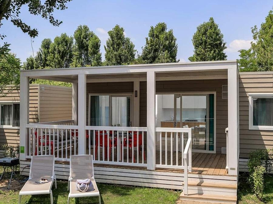 Camping Pas Cher vous présente avec son site Officiel campingpascher.fr, le Village vacances Hu I Pini Village classé 4 étoiles, situé sur la commune de Fiano Romano dans le département Rome (Latium) en Italie. Le village vacances Hu I Pini Village, vous présente un hébergement de type mobil-home pour 1 personne avec climatisation. Le village vacances Hu I Pini Village vous propose du dimanche 20 septembre au dimanche 27 septembre 2026 pour 7 nuits à 488.75€. Cette location propose 101 dates différentes pour réserver votre séjour. Découvrez également les 8 autres gammes d'hébergements du village vacances. Lagon, Piscine extérieure, Animations familiales, Club enfants, Aire de jeux enfants, Court de tennis, Cyclisme, Ping-pong, Terrain de beach-volley, Terrain de football, Terrain de volley-ball, Terrain multisports, Bar, Plats à emporter, Restaurant, Snack/Bar, Supermarché, Épicerie,... En savoir plus : cliquez-ICI.