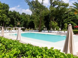 Camping Pas Cher vous présente avec son site Officiel campingpascher.fr, le Village vacances Hu I Pini Village classé 4 étoiles, situé sur la commune de Fiano Romano dans le département Rome (Latium) en Italie. Le village vacances Hu I Pini Village, vous présente un hébergement de type mobil-home de 30 m² pour 6 personnes avec climatisation. Le village vacances Hu I Pini Village vous propose du mercredi 16 septembre au mercredi 23 septembre 2026, en promotion à -21% pour 7 nuits à 252 € au lieu de 319,0 € soit une Économie de 67 €. Cette location propose 87 dates différentes pour réserver votre séjour. Découvrez également les 8 autres gammes d'hébergements du village vacances. Lagon, Piscine extérieure, Animations familiales, Club enfants, Aire de jeux enfants, Court de tennis, Cyclisme, Ping-pong, Terrain de beach-volley, Terrain de football, Terrain de volley-ball, Terrain multisports, Bar, Plats à emporter, Restaurant, Snack/Bar, Supermarché, Épicerie,... En savoir plus : cliquez-ICI.