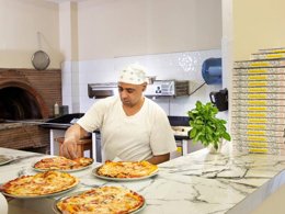 Camping Pas Cher vous présente avec son site Officiel campingpascher.fr, le Village vacances Hu I Pini Village classé 4 étoiles, situé sur la commune de Fiano Romano dans le département Rome (Latium) en Italie. Le village vacances Hu I Pini Village, vous présente un hébergement de type mobil-home de 34 m² avec climatisation. Le village vacances Hu I Pini Village vous proposeun séjour PAS CHER avec une REMISEdu sam. 05 septembre au sam. 12 septembre 2026, en promotion à -30% pour 7 nuits à 294 € au lieu de 420,0 € soit une Économie de 126 €. Cette location propose 130 dates différentes pour réserver votre séjour. Découvrez également les 8 autres gammes d'hébergements du village vacances. Lagon, Piscine extérieure, Animations familiales, Club enfants, Aire de jeux enfants, Court de tennis, Cyclisme, Ping-pong, Terrain de beach-volley, Terrain de football, Terrain de volley-ball, Terrain multisports, Bar, Plats à emporter, Restaurant, Snack/Bar, Supermarché, Épicerie,... En savoir plus : cliquez-ICI.