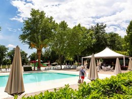 Camping Pas Cher vous présente avec son site Officiel campingpascher.fr, le Village vacances Hu I Pini Village classé 4 étoiles, situé sur la commune de Fiano Romano dans le département Rome (Latium) en Italie. Le village vacances Hu I Pini Village, vous présente un hébergement de type mobil-home de 30 m² pour 6 personnes avec climatisation. Le village vacances Hu I Pini Village vous propose du jeudi 23 avril au jeudi 30 avril 2026, en promotion à -29% pour 7 nuits à 252 € au lieu de 357,0 € soit une Économie de 105 €. Cette location propose 130 dates différentes pour réserver votre séjour. Découvrez également les 8 autres gammes d'hébergements du village vacances. Lagon, Piscine extérieure, Animations familiales, Club enfants, Aire de jeux enfants, Court de tennis, Cyclisme, Ping-pong, Terrain de beach-volley, Terrain de football, Terrain de volley-ball, Terrain multisports, Bar, Plats à emporter, Restaurant, Snack/Bar, Supermarché, Épicerie,... En savoir plus : cliquez-ICI.