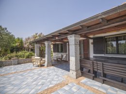 Camping Pas Cher vous présente avec son site Officiel campingpascher.fr, le Camping Sos Flores Village classé 3 étoiles, situé sur la commune de Tortoli dans le département Ogliastra (Sardaigne) en Italie. Le camping Sos Flores Village vous propose un hébergement de type villa de 70 m² pour 4 personnes avec climatisation (télévision). L'établissement vous propose 25 autres types d'hébergements. Découvrez tous nos séjours à petits prix dans la commune et aux alentours de Tortoli du département : Ogliastra (Sardaigne). Les Avis clients pour le Camping Sos Flores Village sont excellents avec une note moyenne de 9 sur 10. Mer, Animations familiales, Club ados, Club enfants, Aire de jeux enfants, Baby-foot, Centre équestre, Club enfant de nuit, Court de tennis, Terrain de beach-volley, Terrain de football, Bar, Pizzeria, Restaurant, Snack/Bar, Épicerie,... En savoir plus : cliquez-ICI.