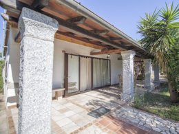 Camping Pas Cher vous présente avec son site Officiel campingpascher.fr, le Camping Sos Flores Village classé 3 étoiles, situé sur la commune de Tortoli dans le département Ogliastra (Sardaigne) en Italie. Le camping Sos Flores Village vous propose un hébergement de type villa pour 1 personne avec climatisation (télévision). L'établissement vous propose 25 autres types d'hébergements. Découvrez tous nos séjours à petits prix dans la commune et aux alentours de Tortoli du département : Ogliastra (Sardaigne). Les Avis clients pour le Camping Sos Flores Village sont excellents avec une note moyenne de 9 sur 10. Mer, Animations familiales, Club ados, Club enfants, Aire de jeux enfants, Baby-foot, Centre équestre, Club enfant de nuit, Court de tennis, Terrain de beach-volley, Terrain de football, Bar, Pizzeria, Restaurant, Snack/Bar, Épicerie,... En savoir plus : cliquez-ICI.