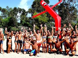 Camping Pas Cher vous présente avec son site Officiel campingpascher.fr, le Camping Sos Flores Village classé 3 étoiles, situé sur la commune de Tortoli dans le département Ogliastra (Sardaigne) en Italie. Le camping Sos Flores Village vous propose un hébergement de type villa pour 3 personnes avec climatisation (télévision). L'établissement vous propose 11 autres types d'hébergements. Découvrez tous nos séjours à petits prix dans la commune et aux alentours de Tortoli du département : Ogliastra (Sardaigne). Les Avis clients pour le Camping Sos Flores Village sont excellents avec une note moyenne de 9 sur 10. Mer, Animations familiales, Club ados, Club enfants, Aire de jeux enfants, Baby-foot, Centre équestre, Club enfant de nuit, Court de tennis, Terrain de beach-volley, Terrain de football, Bar, Pizzeria, Restaurant, Snack/Bar, Épicerie,... En savoir plus : cliquez-ICI.