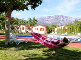 Camping Pas Cher vous présente avec son site Officiel campingpascher.fr, le Camping Bungalowpark Isabena, situé sur la commune de La Puebla De Roda dans le département Huesca (Aragon) en Espagne. Le camping Bungalowpark Isabena vous propose un hébergement de type chalet de 16 m² (télévision). L'établissement vous propose 6 autres types d'hébergements. Découvrez tous nos séjours à petits prix dans la commune et aux alentours de La Puebla De Roda du département : Huesca (Aragon). Les Avis clients pour le Camping Bungalowpark Isabena sont excellents avec une note moyenne de 8 sur 10. Piscine extérieure, Animations familiales, Aire de jeux enfants, Canoë-kayak, Centre équestre, Ping-pong, Piscine, Randonnée, Terrain de football, Bar, Restaurant, Snack/Bar, Supermarché,... En savoir plus : cliquez-ICI.