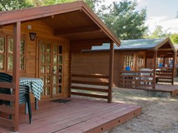 Camping Pas Cher vous présente avec son site Officiel campingpascher.fr, le Camping Bungalowpark Isabena, situé sur la commune de La Puebla De Roda dans le département Huesca (Aragon) en Espagne. Le camping Bungalowpark Isabena, vous présente un hébergement de type chalet de 16 m² et télévision. Le camping Bungalowpark Isabena vous propose du vendredi 10 avril au vendredi 17 avril 2026 pour 7 nuits à 273€. Cette location propose 208 dates différentes pour réserver votre séjour. Découvrez également les 6 autres gammes d'hébergements du camping. Les Avis clients pour le Camping Bungalowpark Isabena sont excellents avec une note moyenne de 8 sur 10. Piscine extérieure, Animations familiales, Aire de jeux enfants, Canoë-kayak, Centre équestre, Ping-pong, Piscine, Randonnée, Terrain de football, Bar, Restaurant, Snack/Bar, Supermarché,... En savoir plus : cliquez-ICI.