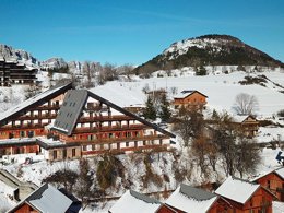 Camping Pas Cher vous présente avec son site Officiel campingpascher.fr, la Résidence Les Gentianes - Vacancéole classé 2 étoiles, située sur la commune de Gresse En Vercors dans le département Isère (Rhône Alpes) en France. La résidence Les Gentianes - Vacancéole, vous présente un hébergement de type studio et télévision. La résidence Les Gentianes - Vacancéole vous propose du sam. 27 juin au sam. 04 juillet 2026, en promotion à -29% pour 7 nuits à 215,05 € au lieu de 304,82 € soit une Économie de 89,77 €. Cette location propose 62 dates différentes pour réserver votre séjour. Découvrez également les 11 autres gammes d'hébergements de la résidence. Les Avis clients pour la Résidence Les Gentianes - Vacancéole sont excellents avec une note moyenne de 8 sur 10. Aire de jeux enfants, Cyclisme, Ping-pong, Randonnée,... En savoir plus : cliquez-ICI.