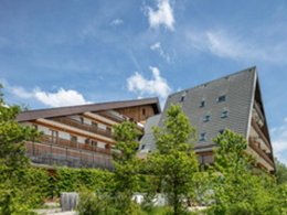 Camping Pas Cher vous présente avec son site Officiel campingpascher.fr, la Résidence Les Gentianes - Vacancéole classé 2 étoiles, située sur la commune de Gresse En Vercors dans le département Isère (Rhône Alpes) en France. La résidence Les Gentianes - Vacancéole, vous présente un hébergement de type studio et télévision. La résidence Les Gentianes - Vacancéole vous propose du sam. 27 juin au sam. 04 juillet 2026, en promotion à -29% pour 7 nuits à 208,25 € au lieu de 295,18 € soit une Économie de 86,93 €. Cette location propose 61 dates différentes pour réserver votre séjour. Découvrez également les 11 autres gammes d'hébergements de la résidence. Les Avis clients pour la Résidence Les Gentianes - Vacancéole sont excellents avec une note moyenne de 8 sur 10. Aire de jeux enfants, Cyclisme, Ping-pong, Randonnée,... En savoir plus : cliquez-ICI.