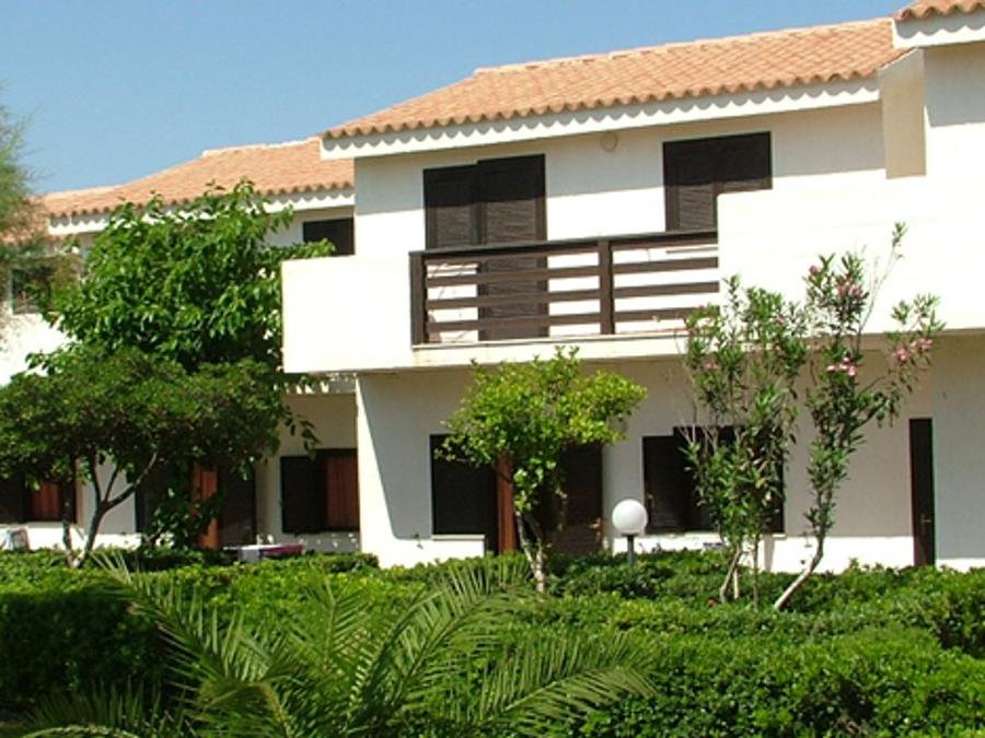 Camping Pas Cher vous présente avec son site Officiel campingpascher.fr, le Camping Village Kamarina Resort, situé sur la commune de Ragusa dans le département Raguse (Sicile) en Italie. Le camping Village Kamarina Resort, vous présente un hébergement de type appartement. Le camping Village Kamarina Resort vous propose du dimanche 13 septembre au dimanche 20 septembre 2026 pour 7 nuits à 500€. Cette location propose 13 dates différentes pour réserver votre séjour. Découvrez également les 1 autres gammes d'hébergements du camping. Mer, Piscine extérieure, Animation ados, Animations familiales, Club enfants, Aire de jeux enfants, Court de tennis, Pédalo, Structure gonflable enfants, Terrain multisports, Bar, Pizzeria, Plats à emporter, Épicerie,... En savoir plus : cliquez-ICI.