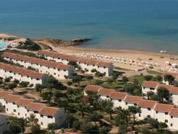 Camping Pas Cher vous présente avec son site Officiel campingpascher.fr, le Camping Village Kamarina Resort, situé sur la commune de Ragusa dans le département Raguse (Sicile) en Italie. Le camping Village Kamarina Resort, vous présente un hébergement de type appartement. Le camping Village Kamarina Resort vous propose du dimanche 13 septembre au dimanche 20 septembre 2026 pour 7 nuits à 500€. Cette location propose 13 dates différentes pour réserver votre séjour. Découvrez également les 1 autres gammes d'hébergements du camping. Mer, Piscine extérieure, Animation ados, Animations familiales, Club enfants, Aire de jeux enfants, Court de tennis, Pédalo, Structure gonflable enfants, Terrain multisports, Bar, Pizzeria, Plats à emporter, Épicerie,... En savoir plus : cliquez-ICI.