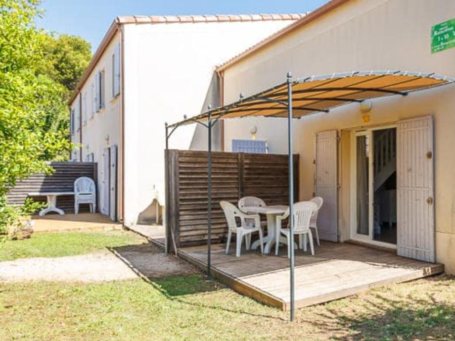Camping Pas Cher vous présente avec son site Officiel campingpascher.fr, la Résidence Les Demeures Du Ventoux - Vacancéole classé 3 étoiles, située sur la commune de Aubignan dans le département Vaucluse (Provence Alpes Côte D'azur) en France. La résidence Les Demeures Du Ventoux - Vacancéole, vous présente un hébergement de type maison de 30 m² et télévision. La résidence Les Demeures Du Ventoux - Vacancéole vous proposeun séjour PAS CHER avec une REMISEdu dimanche 11 octobre au dimanche 18 octobre 2026, en promotion à -30% pour 7 nuits à 280 € au lieu de 400,0 € soit une Économie de 120 €. Cette location propose 85 dates différentes pour réserver votre séjour. Découvrez également les 3 autres gammes d'hébergements de la résidence. Les Avis clients pour la Résidence Les Demeures Du Ventoux - Vacancéole sont de 7 sur 10. Piscine extérieure, Animations familiales, Aire de jeux enfants, Court de tennis, Pétanque, Randonnée, Salle de fitness, Terrain multisports,... En savoir plus : cliquez-ICI.