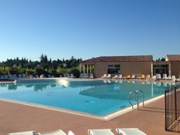 Camping Pas Cher vous présente avec son site Officiel campingpascher.fr, la Résidence Les Demeures Du Ventoux classé 3 étoiles, située sur la commune de Aubignan dans le département Vaucluse (Provence Alpes Côte D'azur) en France. La résidence Les Demeures Du Ventoux vous propose un hébergement de type maison de 45 m² (télévision). L'établissement vous propose 3 autres types d'hébergements. Découvrez tous nos séjours à petits prix dans la commune et aux alentours de Aubignan du département : Vaucluse (Provence Alpes Côte D'azur). Les Avis clients pour la Résidence Les Demeures Du Ventoux sont de 7 sur 10. Piscine extérieure, Animations familiales, Aire de jeux enfants, Court de tennis, Pétanque, Randonnée, Salle de fitness, Terrain multisports,... En savoir plus : cliquez-ICI.