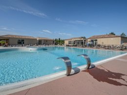 Camping Pas Cher vous présente avec son site Officiel campingpascher.fr, la Résidence Les Demeures Du Ventoux classé 3 étoiles, située sur la commune de Aubignan dans le département Vaucluse (Provence Alpes Côte D'azur) en France. La résidence Les Demeures Du Ventoux vous propose un hébergement de type maison de 30 m² (télévision). L'établissement vous propose 3 autres types d'hébergements. Découvrez tous nos séjours à petits prix dans la commune et aux alentours de Aubignan du département : Vaucluse (Provence Alpes Côte D'azur). Les Avis clients pour la Résidence Les Demeures Du Ventoux sont de 7 sur 10. Piscine extérieure, Animations familiales, Aire de jeux enfants, Court de tennis, Pétanque, Randonnée, Salle de fitness, Terrain multisports,... En savoir plus : cliquez-ICI.