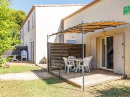 Camping Pas Cher vous présente avec son site Officiel campingpascher.fr, la Résidence Les Demeures Du Ventoux - Vacancéole classé 3 étoiles, située sur la commune de Aubignan dans le département Vaucluse (Provence Alpes Côte D'azur) en France. La résidence Les Demeures Du Ventoux - Vacancéole, vous présente un hébergement de type maison de 30 m² et télévision. La résidence Les Demeures Du Ventoux - Vacancéole vous proposeun séjour PAS CHER avec une REMISEdu sam. 19 septembre au sam. 26 septembre 2026, en promotion à -33% pour 7 nuits à 306,40 € au lieu de 461,45 € soit une Économie de 155,05 €. Cette location propose 151 dates différentes pour réserver votre séjour. Découvrez également les 3 autres gammes d'hébergements de la résidence. Les Avis clients pour la Résidence Les Demeures Du Ventoux - Vacancéole sont de 7 sur 10. Piscine extérieure, Animations familiales, Aire de jeux enfants, Court de tennis, Pétanque, Randonnée, Salle de fitness, Terrain multisports,... En savoir plus : cliquez-ICI.