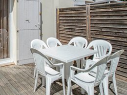 Camping Pas Cher vous présente avec son site Officiel campingpascher.fr, la Résidence Les Demeures Du Ventoux - Vacancéole classé 3 étoiles, située sur la commune de Aubignan dans le département Vaucluse (Provence Alpes Côte D'azur) en France. La résidence Les Demeures Du Ventoux - Vacancéole, vous présente un hébergement de type maison de 50 m² et télévision. La résidence Les Demeures Du Ventoux - Vacancéole vous proposeun séjour PAS CHER avec une REMISEdu sam. 19 septembre au sam. 26 septembre 2026, en promotion à -33% pour 7 nuits à 374,40 € au lieu de 563,86 € soit une Économie de 189,46 €. Cette location propose 151 dates différentes pour réserver votre séjour. Découvrez également les 3 autres gammes d'hébergements de la résidence. Les Avis clients pour la Résidence Les Demeures Du Ventoux - Vacancéole sont de 7 sur 10. Piscine extérieure, Animations familiales, Aire de jeux enfants, Court de tennis, Pétanque, Randonnée, Salle de fitness, Terrain multisports,... En savoir plus : cliquez-ICI.