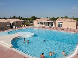 Camping Pas Cher vous présente avec son site Officiel campingpascher.fr, la Résidence Les Demeures Du Ventoux - Vacancéole classé 3 étoiles, située sur la commune de Aubignan dans le département Vaucluse (Provence Alpes Côte D'azur) en France. La résidence Les Demeures Du Ventoux - Vacancéole, vous présente un hébergement de type maison de 45 m² et télévision. La résidence Les Demeures Du Ventoux - Vacancéole vous proposeun séjour PAS CHER avec une REMISEdu sam. 19 septembre au sam. 26 septembre 2026, en promotion à -33% pour 7 nuits à 362,40 € au lieu de 545,78 € soit une Économie de 183,38 €. Cette location propose 151 dates différentes pour réserver votre séjour. Découvrez également les 3 autres gammes d'hébergements de la résidence. Les Avis clients pour la Résidence Les Demeures Du Ventoux - Vacancéole sont de 7 sur 10. Piscine extérieure, Animations familiales, Aire de jeux enfants, Court de tennis, Pétanque, Randonnée, Salle de fitness, Terrain multisports,... En savoir plus : cliquez-ICI.