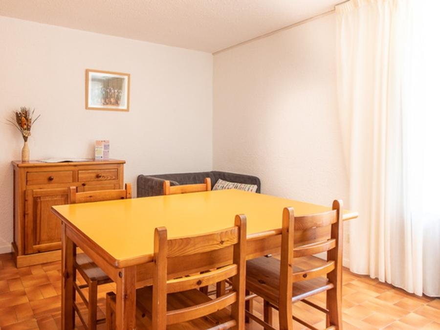 Camping Pas Cher vous présente avec son site Officiel campingpascher.fr, la Résidence Les Gorges Rouges - Vacancéole classé 2 étoiles, située sur la commune de Guillaumes dans le département Alpes-maritimes (Provence Alpes Côte D'azur) en France. La résidence Les Gorges Rouges - Vacancéole, vous présente un hébergement de type appartement de 51 m² et télévision. La résidence Les Gorges Rouges - Vacancéole vous propose du mercredi 10 juin au mercredi 17 juin 2026, en promotion à -15% pour 7 nuits à 297,49 € au lieu de 350,0 € soit une Économie de 52,51 €. Cette location propose 10 dates différentes pour réserver votre séjour. Découvrez également les 4 autres gammes d'hébergements de la résidence. Les Avis clients pour la Résidence Les Gorges Rouges - Vacancéole sont excellents avec une note moyenne de 8 sur 10. LacMer, Piscine extérieure, Cyclisme, Randonnée, Voile,... En savoir plus : cliquez-ICI.