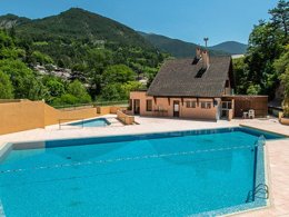 Camping Pas Cher vous présente avec son site Officiel campingpascher.fr, la Résidence Les Gorges Rouges classé 2 étoiles, située sur la commune de Guillaumes dans le département Alpes-maritimes (Provence Alpes Côte D'azur) en France. La résidence Les Gorges Rouges vous propose un hébergement de type appartement de 65 m² pour 2 personnes (télévision). L'établissement vous propose 8 autres types d'hébergements. Découvrez tous nos séjours à petits prix dans la commune et aux alentours de Guillaumes du département : Alpes-maritimes (Provence Alpes Côte D'azur). Les Avis clients pour la Résidence Les Gorges Rouges sont excellents avec une note moyenne de 8 sur 10. LacMer, Piscine extérieure, Cyclisme, Randonnée, Voile,... En savoir plus : cliquez-ICI.