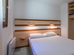 Camping Pas Cher vous présente avec son site Officiel campingpascher.fr, la Résidence Les Gorges Rouges - Vacancéole classé 2 étoiles, située sur la commune de Guillaumes dans le département Alpes-maritimes (Provence Alpes Côte D'azur) en France. La résidence Les Gorges Rouges - Vacancéole, vous présente un hébergement de type appartement de 51 m² pour 2 personnes et télévision. La résidence Les Gorges Rouges - Vacancéole vous propose du sam. 19 septembre au sam. 26 septembre 2026, en promotion à -29% pour 7 nuits à 227,80 € au lieu de 322,89 € soit une Économie de 95,09 €. Cette location propose 154 dates différentes pour réserver votre séjour. Découvrez également les 4 autres gammes d'hébergements de la résidence. Les Avis clients pour la Résidence Les Gorges Rouges - Vacancéole sont excellents avec une note moyenne de 8 sur 10. LacMer, Piscine extérieure, Cyclisme, Randonnée, Voile,... En savoir plus : cliquez-ICI.