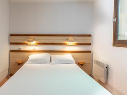 Camping Pas Cher vous présente avec son site Officiel campingpascher.fr, la Résidence Les Gorges Rouges - Vacancéole classé 2 étoiles, située sur la commune de Guillaumes dans le département Alpes-maritimes (Provence Alpes Côte D'azur) en France. La résidence Les Gorges Rouges - Vacancéole, vous présente un hébergement de type appartement de 65 m² pour 2 personnes et télévision. La résidence Les Gorges Rouges - Vacancéole vous propose du sam. 19 septembre au sam. 26 septembre 2026, en promotion à -29% pour 7 nuits à 306,86 € au lieu de 434,94 € soit une Économie de 128,08 €. Cette location propose 146 dates différentes pour réserver votre séjour. Découvrez également les 4 autres gammes d'hébergements de la résidence. Les Avis clients pour la Résidence Les Gorges Rouges - Vacancéole sont excellents avec une note moyenne de 8 sur 10. LacMer, Piscine extérieure, Cyclisme, Randonnée, Voile,... En savoir plus : cliquez-ICI.