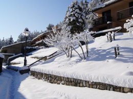 Camping Pas Cher vous présente avec son site Officiel campingpascher.fr, la Résidence Les Gorges Rouges - Vacancéole classé 2 étoiles, située sur la commune de Guillaumes dans le département Alpes-maritimes (Provence Alpes Côte D'azur) en France. La résidence Les Gorges Rouges - Vacancéole, vous présente un hébergement de type appartement de 65 m² pour 2 personnes et télévision. La résidence Les Gorges Rouges - Vacancéole vous propose du sam. 19 septembre au sam. 26 septembre 2026, en promotion à -29% pour 7 nuits à 314,49 € au lieu de 445,78 € soit une Économie de 131,29 €. Cette location propose 146 dates différentes pour réserver votre séjour. Découvrez également les 4 autres gammes d'hébergements de la résidence. Les Avis clients pour la Résidence Les Gorges Rouges - Vacancéole sont excellents avec une note moyenne de 8 sur 10. LacMer, Piscine extérieure, Cyclisme, Randonnée, Voile,... En savoir plus : cliquez-ICI.