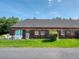 Camping Pas Cher vous présente avec son site Officiel campingpascher.fr, la Résidence Le Domaine Du Bosquet classé 3 étoiles, située sur la commune de Egletons dans le département Corrèze (Limousin) en France. La résidence Le Domaine Du Bosquet vous propose un hébergement de type maison de 35 m² (télévision). L'établissement vous propose 3 autres types d'hébergements. Découvrez tous nos séjours à petits prix dans la commune et aux alentours de Egletons du département : Corrèze (Limousin). Les Avis clients pour la Résidence Le Domaine Du Bosquet sont excellents avec une note moyenne de 9 sur 10. Piscine chauffée, Piscine extérieure, Cyclisme, Randonnée,... En savoir plus : cliquez-ICI.