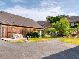 Camping Pas Cher vous présente avec son site Officiel campingpascher.fr, la Résidence Le Domaine Du Bosquet - Vacancéole classé 3 étoiles, située sur la commune de Egletons dans le département Corrèze (Limousin) en France. La résidence Le Domaine Du Bosquet - Vacancéole, vous présente un hébergement de type maison de 35 m² et télévision. La résidence Le Domaine Du Bosquet - Vacancéole vous propose du lundi 01 juin au lundi 08 juin 2026, en promotion à -29% pour 7 nuits à 288,14 € au lieu de 408,43 € soit une Économie de 120,29 €. Cette location propose 55 dates différentes pour réserver votre séjour. Découvrez également les 2 autres gammes d'hébergements de la résidence. Les Avis clients pour la Résidence Le Domaine Du Bosquet - Vacancéole sont excellents avec une note moyenne de 8 sur 10. Piscine chauffée, Piscine extérieure, Cyclisme, Randonnée,... En savoir plus : cliquez-ICI.